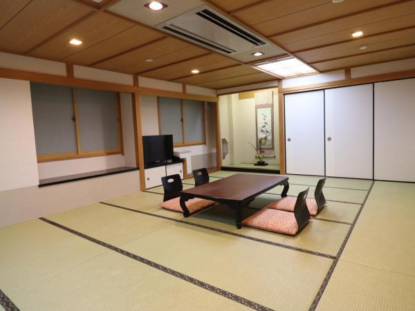 Ryokan Miyoshi : photo 6 de la chambre chambre de style japonais avec salle de bains privative