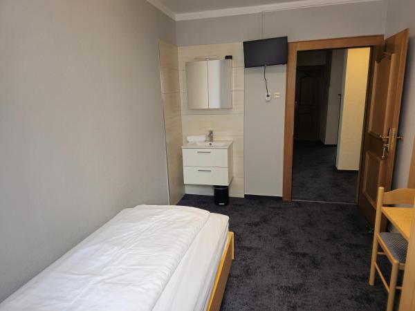 Gasthof Tut : photo 3 de la chambre chambre simple avec salle de bains extérieure privative