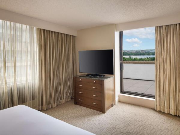DoubleTree by Hilton Washington DC - Crystal City : photo 6 de la chambre suite king 1 chambre avec balcon
