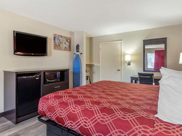 Econo Lodge Near Lackland Air Force Base-SeaWorld : photo 1 de la chambre chambre lit king-size - non-fumeurs