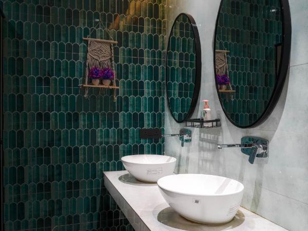 Hide-In Hostel Delhi : photo 3 de la chambre lit dans dortoir mixte de 10 lits avec salle de bains privative