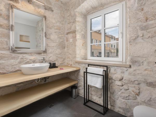 NEW - Casa Columba - 4 Star Luxury Rooms with Outdoor Pool & Private Garden : photo 8 de la chambre chambre double deluxe avec balcon