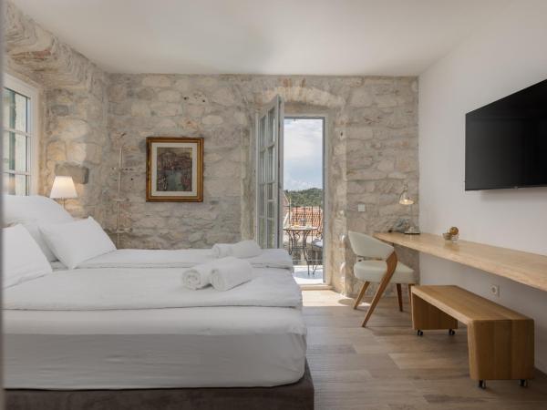 NEW - Casa Columba - 4 Star Luxury Rooms with Outdoor Pool & Private Garden : photo 1 de la chambre chambre double deluxe avec balcon