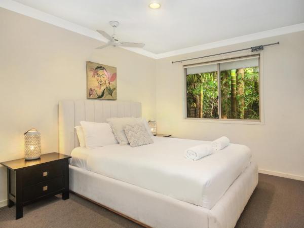 Byron Lakeside Holiday Apartments : photo 9 de la chambre appartement 2 chambres avec cour