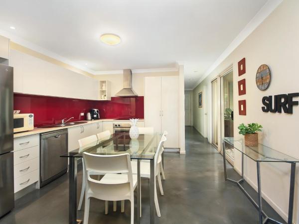 Byron Lakeside Holiday Apartments : photo 7 de la chambre appartement 2 chambres avec cour