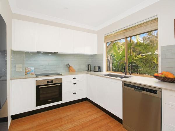 Byron Lakeside Holiday Apartments : photo 7 de la chambre appartement 3 chambres deluxe - vue sur jardin