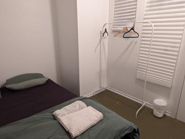 The Parkdale Hostellerie : photo 2 de la chambre chambre lit queen-size avec salle de bains commune