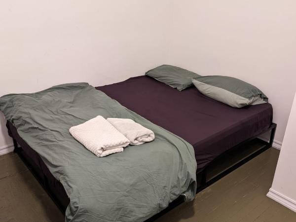 The Parkdale Hostellerie : photo 3 de la chambre chambre lit queen-size avec salle de bains commune