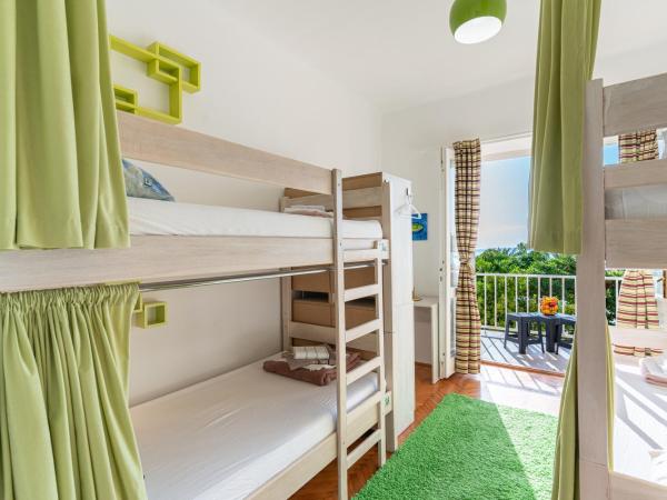 Hostel Casa La Cha : photo 10 de la chambre bed in 4-bed mixed dormitory room with balcony and sea view