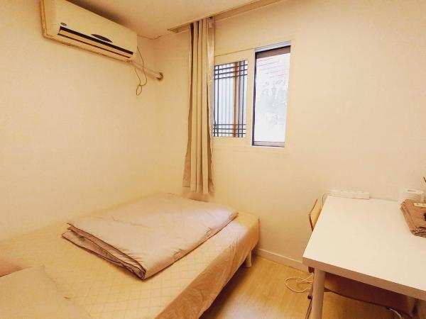 G Yongsan Inn : photo 3 de la chambre chambre double avec salle de bains privative