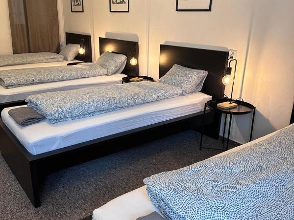 Black Style ROOMS Moravske namesti : photo 2 de la chambre chambre quadruple avec balcon