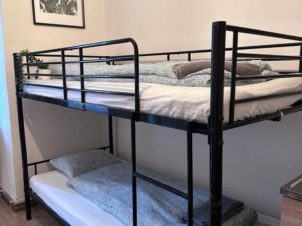 Black Style ROOMS Moravske namesti : photo 10 de la chambre chambre triple avec balcon