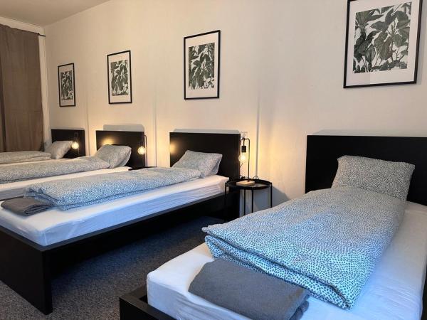 Black Style ROOMS Moravske namesti : photo 8 de la chambre chambre quadruple avec balcon