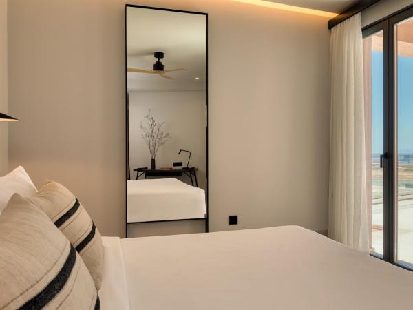 Domes Novos Santorini, Autograph Collection : photo 5 de la chambre novos villa sea view with blissful pool