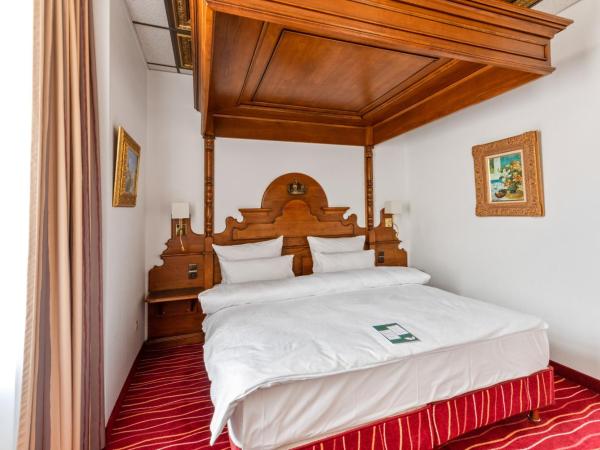 KING's Hotel First : photo 10 de la chambre chambre familiale supérieure