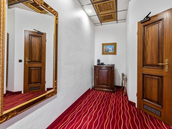 KING's Hotel First : photo 5 de la chambre chambre familiale supérieure