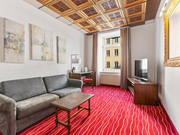 KING's Hotel First : photo 2 de la chambre chambre familiale supérieure