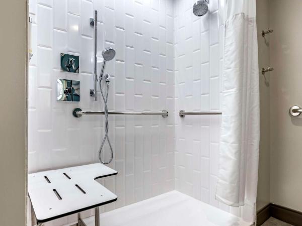Cambria Hotel Orlando Airport : photo 4 de la chambre suite 2 lits queen-size et douche accessible en fauteuil roulant - adaptée aux personnes à mobilité réduite/non-fumeurs