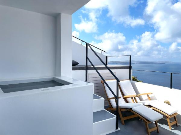 IKIES Santorini : photo 2 de la chambre the musician's suite with hοt tub & caldera view