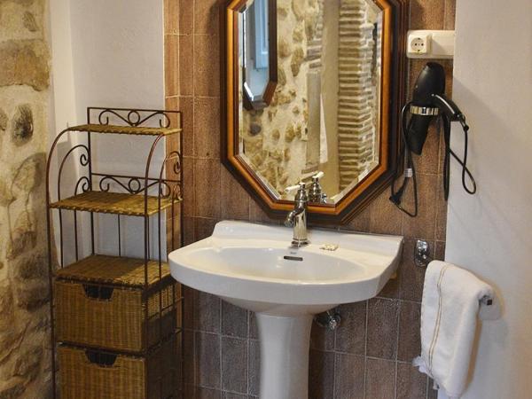 Pensió Bellmirall : photo 2 de la chambre chambre simple avec salle de bains extérieure privative