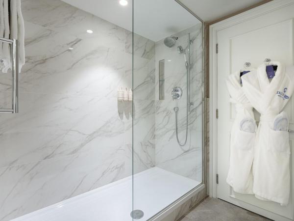 The College Green Dublin Hotel, Autograph Collection : photo 6 de la chambre heritage double room with two double beds and city view