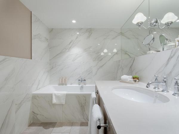 The College Green Dublin Hotel, Autograph Collection : photo 5 de la chambre heritage double room with two double beds and city view