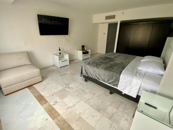 Condo in Ocean Front Resort : photo 2 de la chambre suite deluxe avec lit king-size
