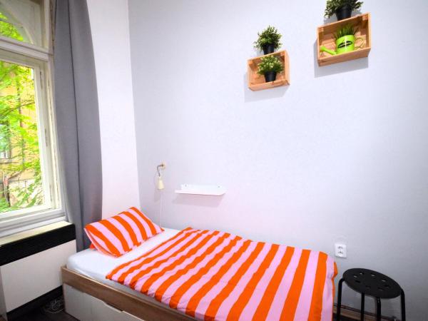 Travel&Joy backpackers : photo 4 de la chambre chambre lits jumeaux Économique avec salle de bains commune