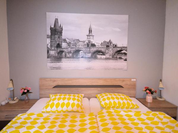 Travel&Joy backpackers : photo 8 de la chambre chambre double supérieure avec salle de bains commune