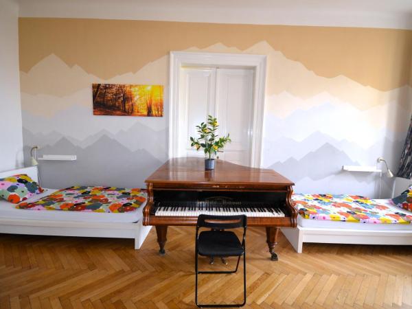 Travel&Joy backpackers : photo 1 de la chambre chambre triple avec salle de bains commune
