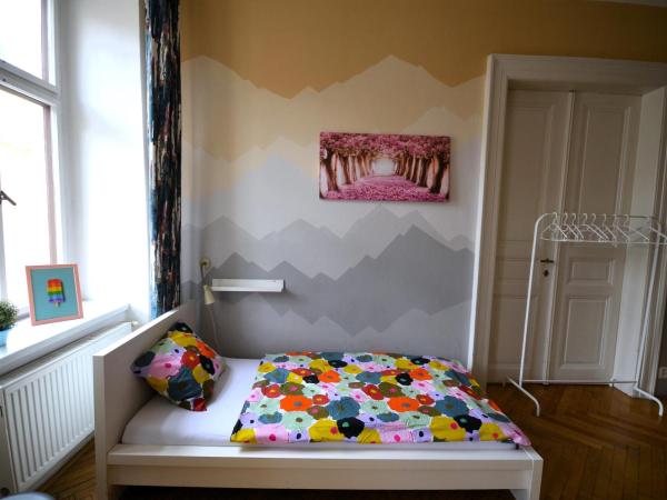 Travel&Joy backpackers : photo 9 de la chambre chambre triple avec salle de bains commune