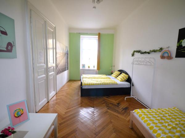 Travel&Joy backpackers : photo 5 de la chambre chambre triple avec salle de bains commune