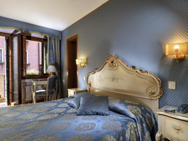 Royal San Marco Hotel : photo 2 de la chambre chambre double ou lits jumeaux - vue sur canal