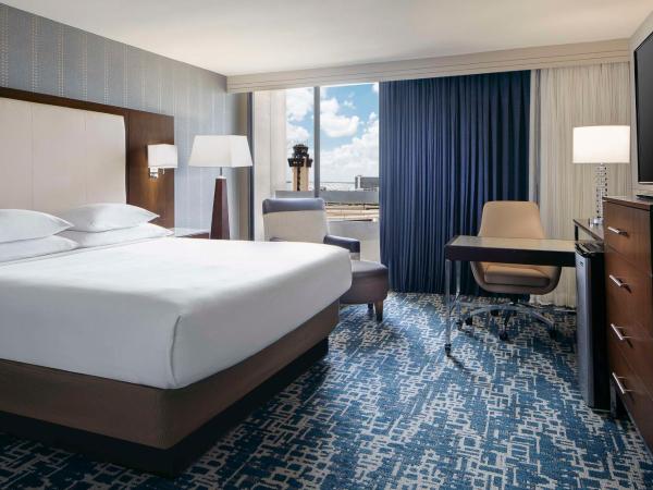 Hyatt Regency DFW International Airport : photo 3 de la chambre chambre lit king-size - vue sur aéroport