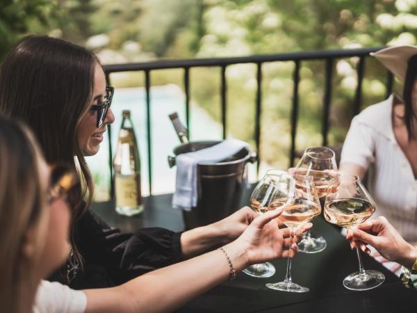 Les Lodges Sainte-Victoire Hotel & Spa : photo 1 de la chambre suite saint-estève avec accès gratuit au spa