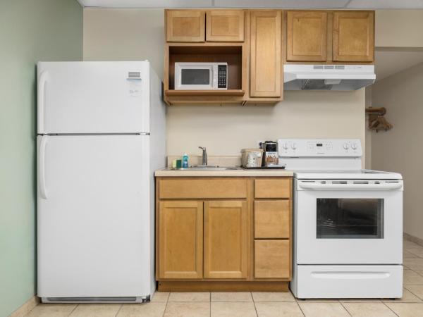 Beachside Resort Panama City Beach : photo 5 de la chambre studio lit king-size avec canapé-lit et kitchenette