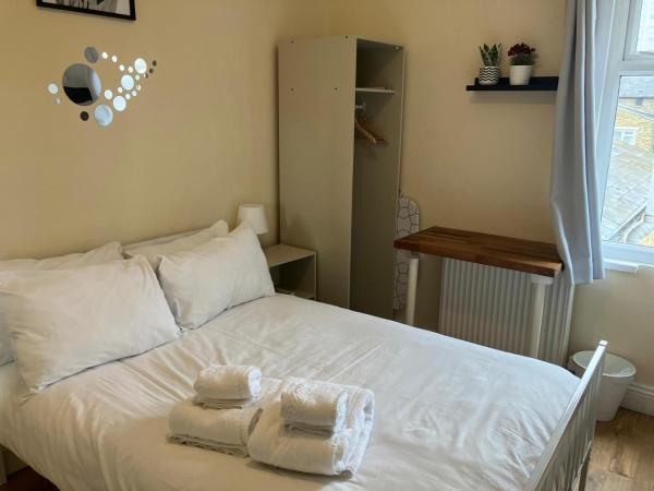 Specious Studio Flats : photo 5 de la chambre chambre double deluxe avec douche