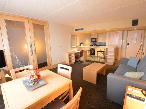 iHotel and Conference Centre Red Deer : photo 2 de la chambre suite lit king-size avec jacuzzi - non-fumeurs