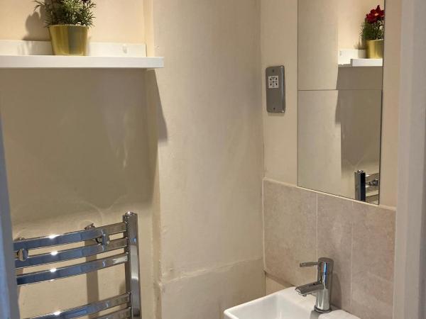 Specious Studio Flats : photo 4 de la chambre chambre simple avec toilettes et douche communes