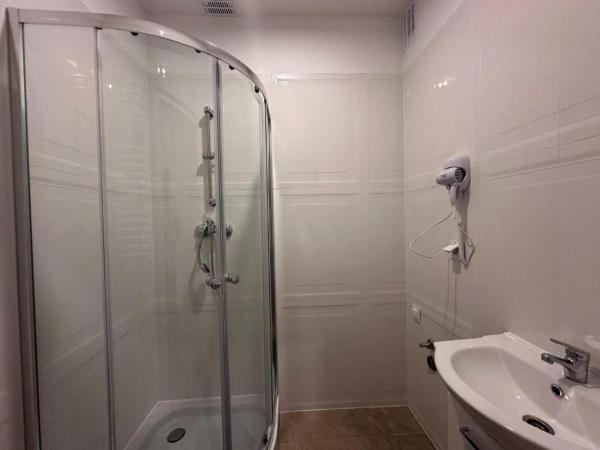 Apolla 34 : photo 9 de la chambre chambre double avec salle de bains commune