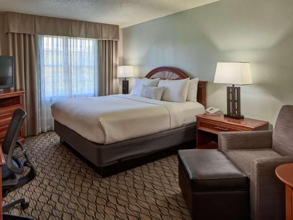 Sonesta Atlanta Airport South : photo 1 de la chambre chambre lit king-size deluxe avec douche accessible en fauteuil roulant - adaptée aux personnes à mobilité réduite