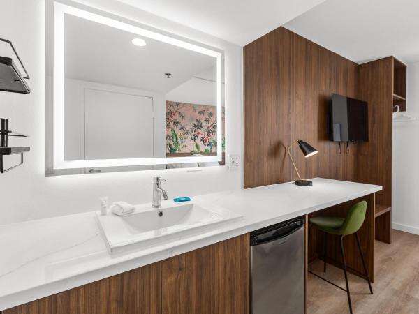 Uptown Inn - Limited Service Apart-Hotel : photo 5 de la chambre studio avec lit queen-size