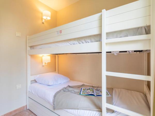 Résidence Pierre & Vacances le Hameau de la Pinède : photo 5 de la chambre maison supérieure 2 chambres en triplex avec alcôve, climatisation et terrasse (8 personnes)