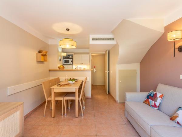 Résidence Pierre & Vacances le Hameau de la Pinède : photo 3 de la chambre maison supérieure 2 chambres en duplex avec climatisation et terrasse (6 personnes)