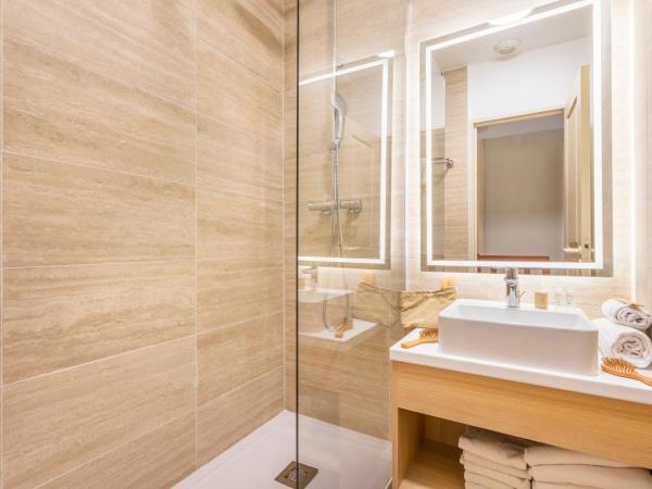 Résidence Pierre & Vacances le Hameau de la Pinède : photo 9 de la chambre maison supérieure 2 chambres en duplex avec climatisation et terrasse (6 personnes)