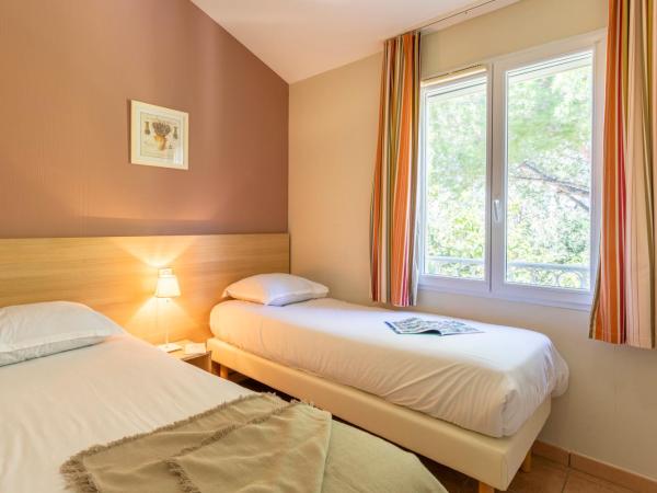 Résidence Pierre & Vacances le Hameau de la Pinède : photo 6 de la chambre maison supérieure 2 chambres en duplex avec climatisation et terrasse (6 personnes)