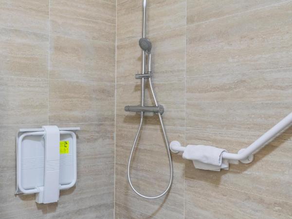 Résidence Pierre & Vacances le Hameau de la Pinède : photo 8 de la chambre studio supérieur avec alcôve, climatisation et terrasse (5 personnes) - rez-de-chaussée