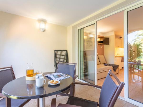 Résidence Pierre & Vacances le Hameau de la Pinède : photo 7 de la chambre studio supérieur avec alcôve, climatisation et terrasse (5 personnes) - rez-de-chaussée