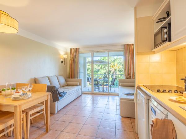 Résidence Pierre & Vacances le Hameau de la Pinède : photo 1 de la chambre appartement supérieur 1 chambre avec climatisation et balcon (5 personnes) - vue sur piscine