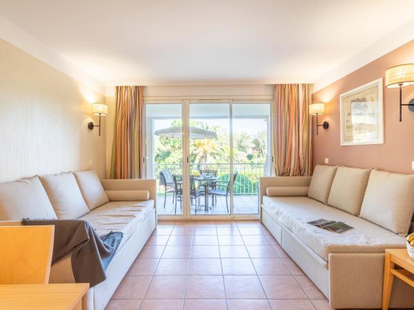 Résidence Pierre & Vacances le Hameau de la Pinède : photo 2 de la chambre appartement supérieur 1 chambre avec climatisation et balcon (5 personnes) - vue sur piscine